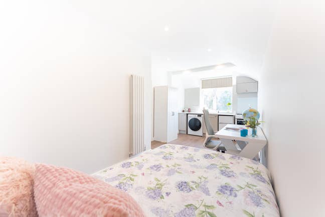 Studio available in newly refurbished house Main Photo