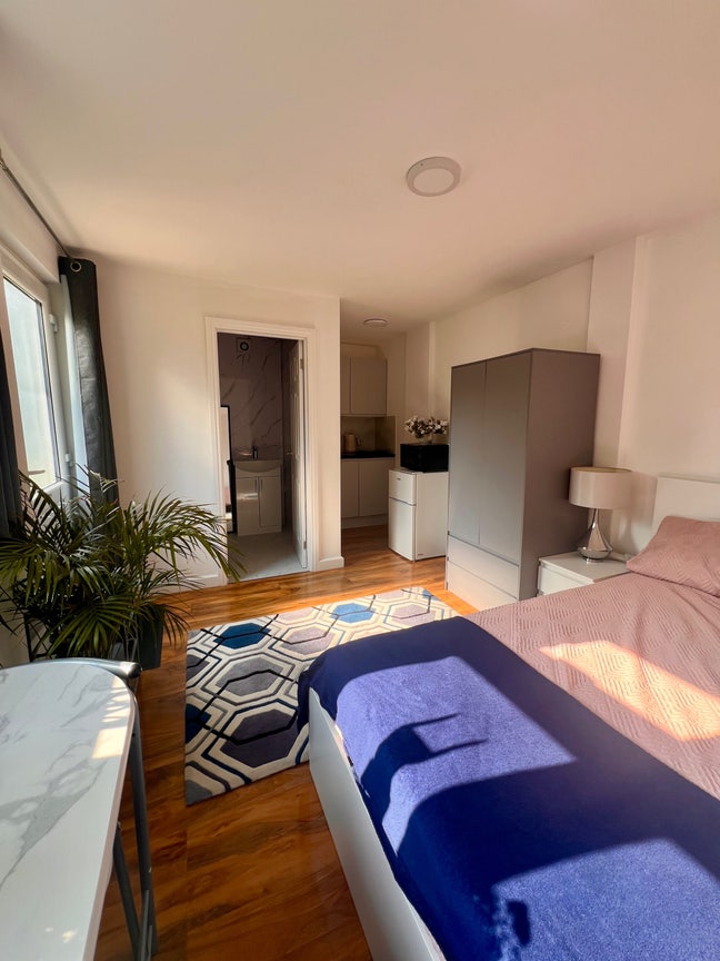 Self-Contained Studio Annex in Horley  Main Photo