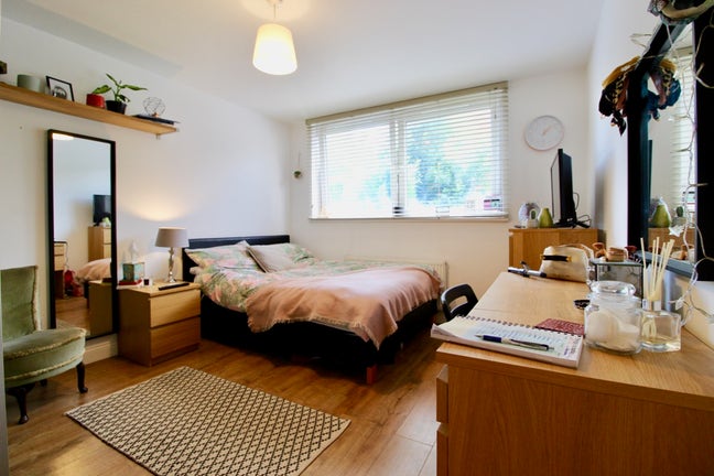 ✨2 Amazing rooms in modern & refurb FEMALE share✨ Main Photo