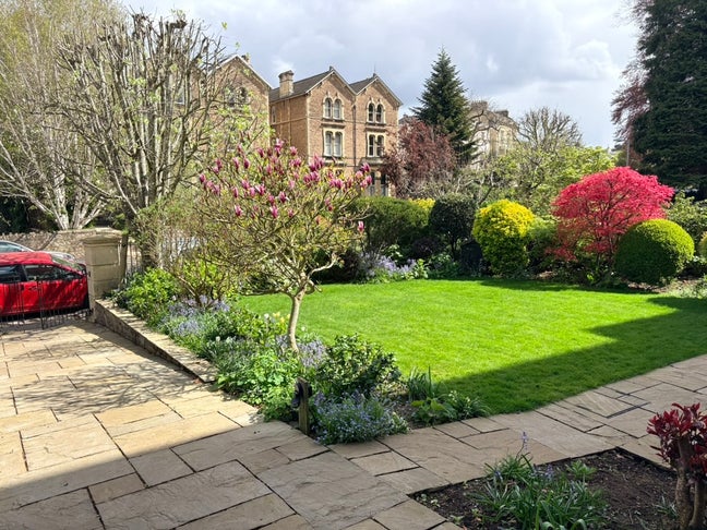 Lovely Prime Location Clifton Flat  Main Photo