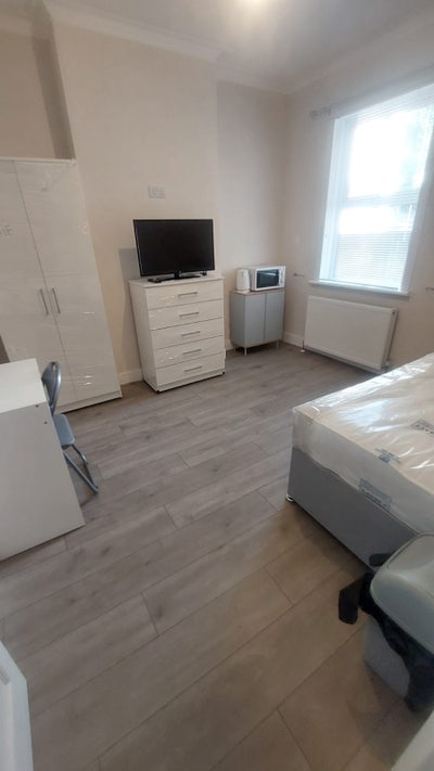 Renovated Double Room | Excellent Transport Links  Main Photo