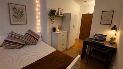 🌟Cosy Living 2 minutes from train station Main Photo