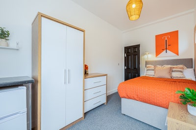 Quiet 4-Bed Professional House Share on Aston Rd Main Photo