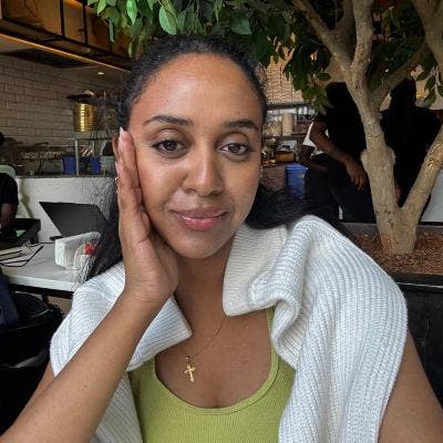 Professional Female seeks a double room Main Photo