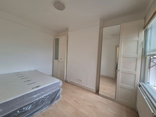 Available Now!Bright Double In Old Oak Common Lane Main Photo
