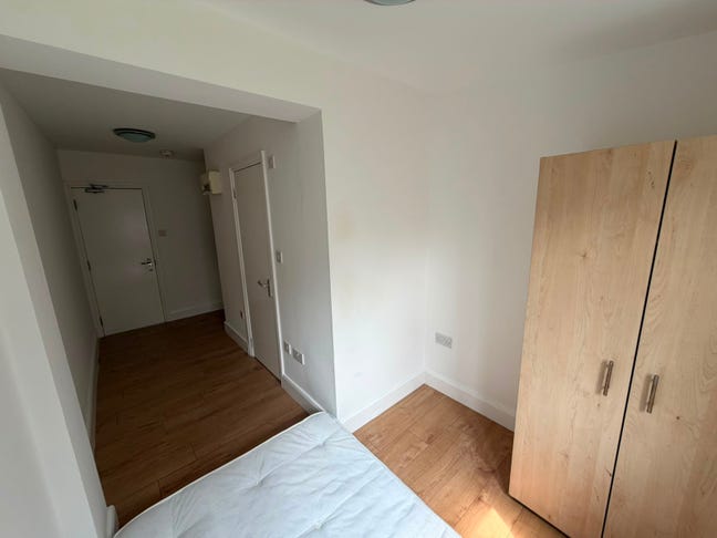 DSS-Studio Flat Available in Brimsdown Enfield EN3 Main Photo