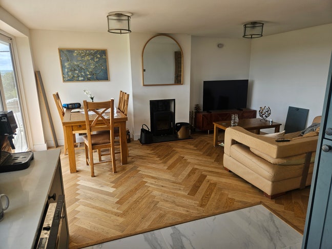 Large double room in newly refurbished bungalow  Main Photo