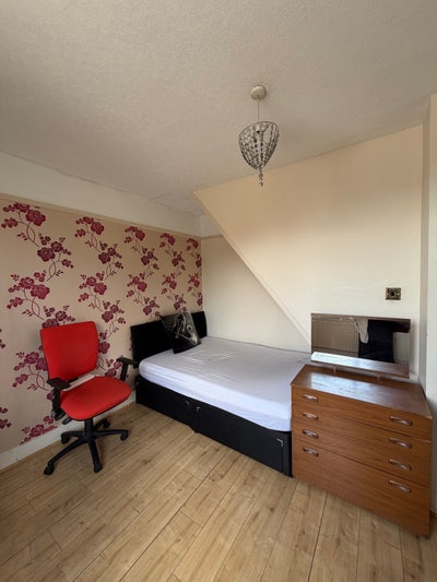 Spacious double room available in Whitton Main Photo