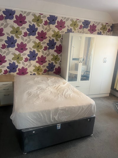 Double room to rent Centre of Camberley  Main Photo