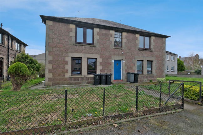 Fully furnished 2 bed upper flat, opposite to Aber Main Photo