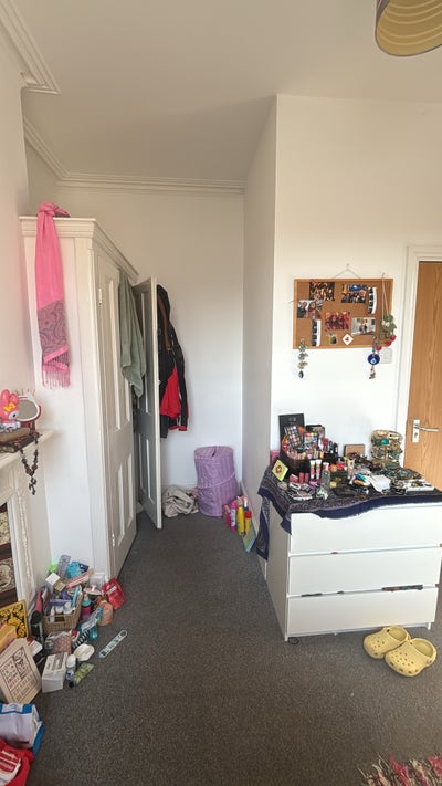 Large double room available on top floor  Main Photo
