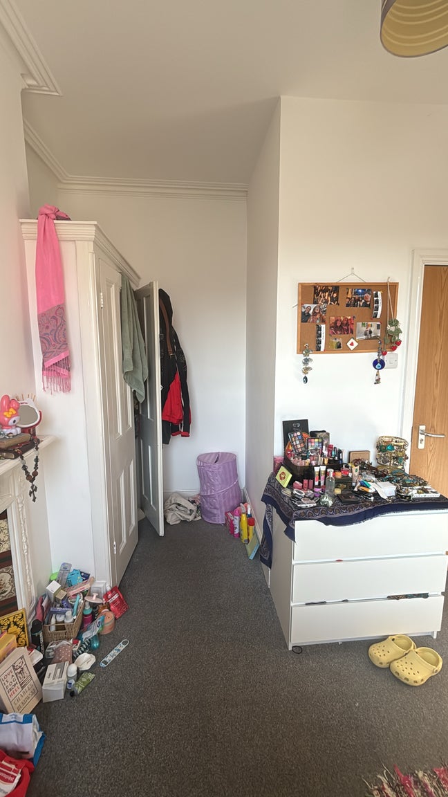 Large double room available on top floor  Main Photo