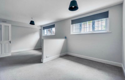 Large Studio Flat with separate kitchen  Main Photo