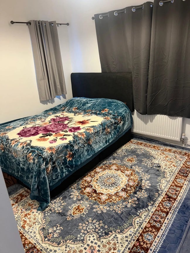 Double Room with Private Toilet for Rent (SL0 0RD) Main Photo