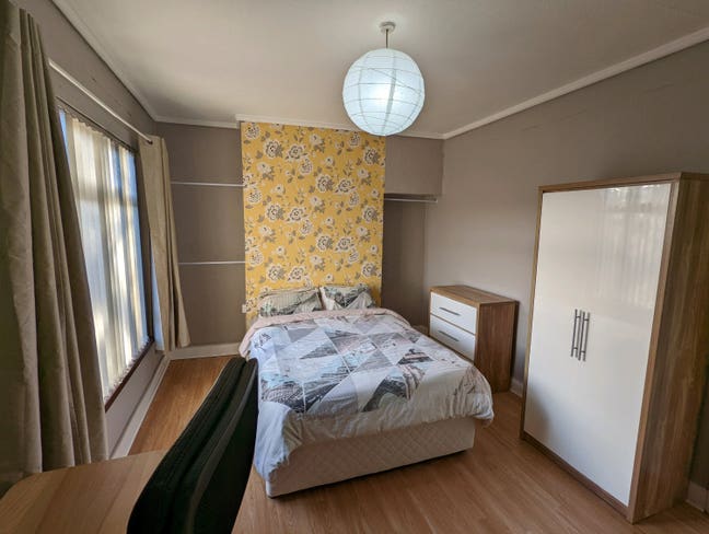 Double room in BT13 Main Photo