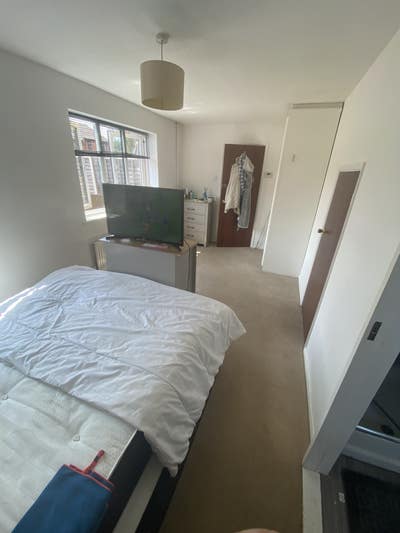 En suite room available good size  Main Photo
