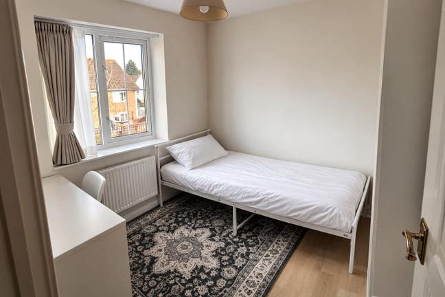Female Single Room in Clean & Modern Home Main Photo