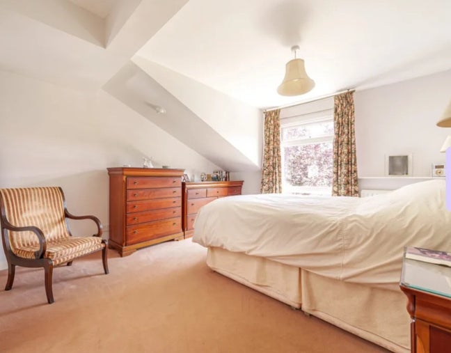 Spacious Double room in convenient location Main Photo