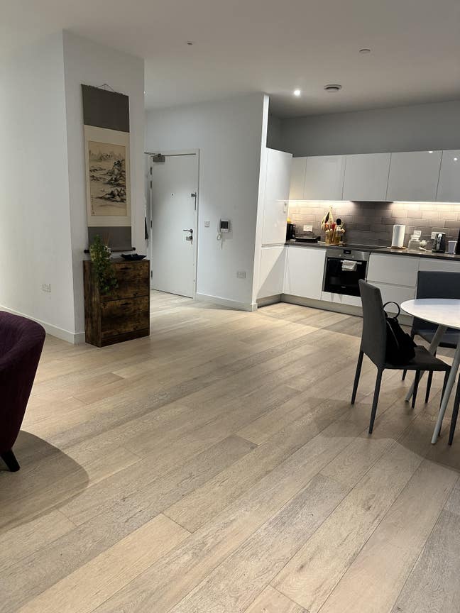 Double Room in Modern Riverside Apartment  Main Photo
