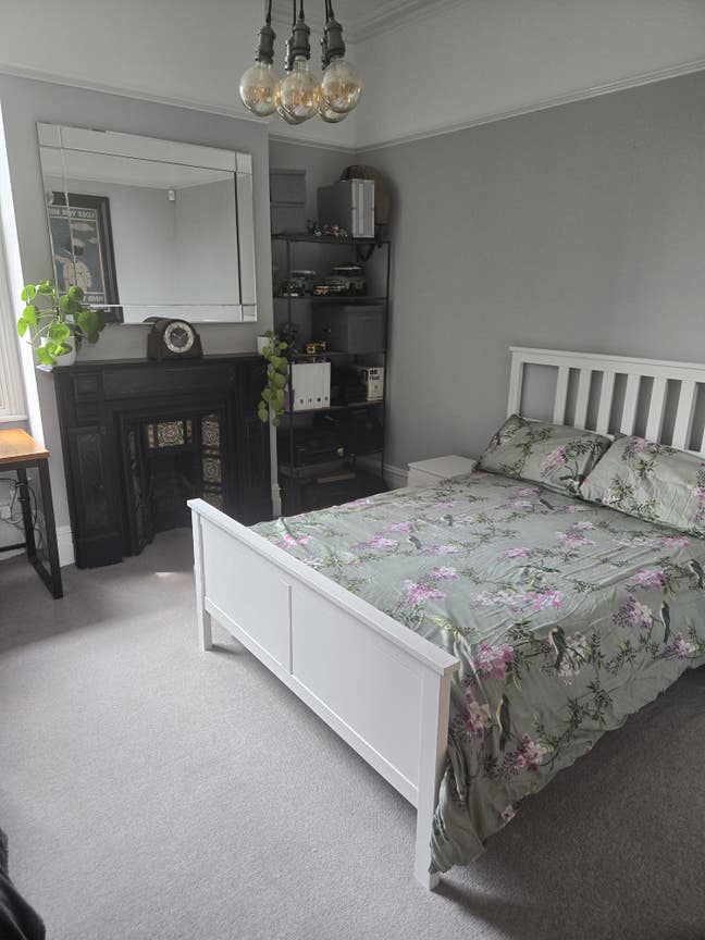 Elegant Weekday Room in Victorian Home — Queens Rd Main Photo