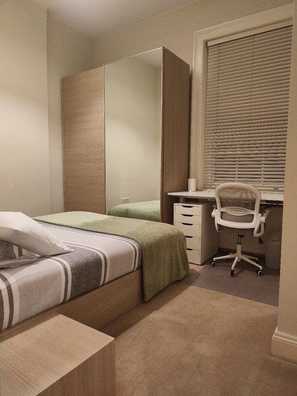 Pimlico Double Bed + Ens 2-mins to Tube & Shops Main Photo
