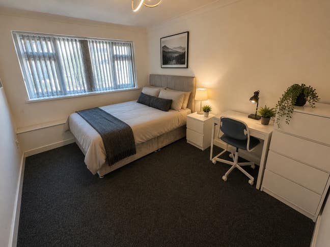 Available Now - Luxury Rooms - 6 Month Holiday Let Main Photo