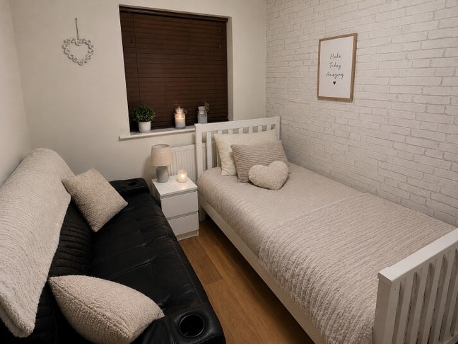Furnished single Room with own WC in  Castleford Main Photo