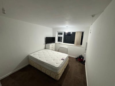 Big room close to City Center Main Photo