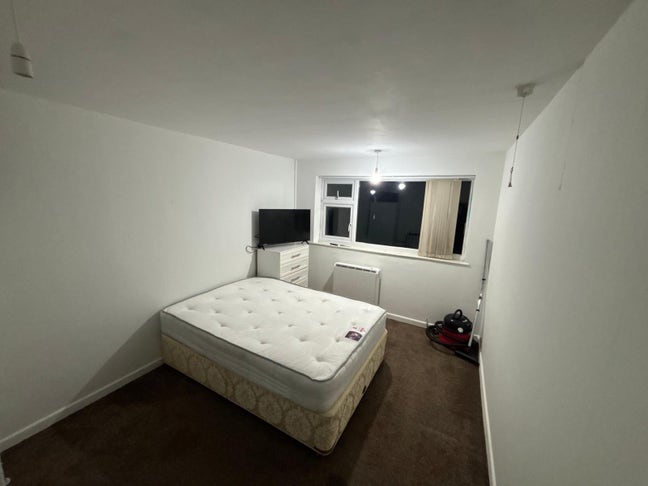 Big room close to City Center Main Photo