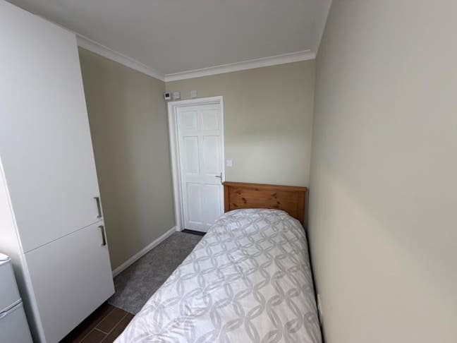 Bright Studio Flat | All Bills Included | IG5 0AY Main Photo