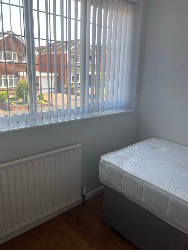  Large  single  room &pound;345  for preferably for 1 Female Main Photo