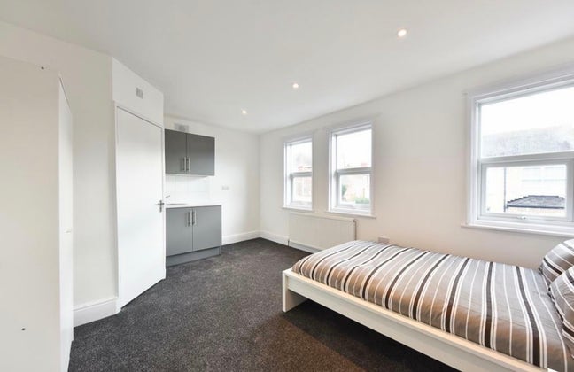 Huge en-suite room available 1st August Main Photo