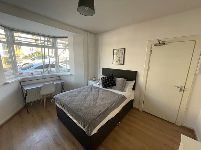 Spacious room close to city centre  / Low Deposit  Main Photo