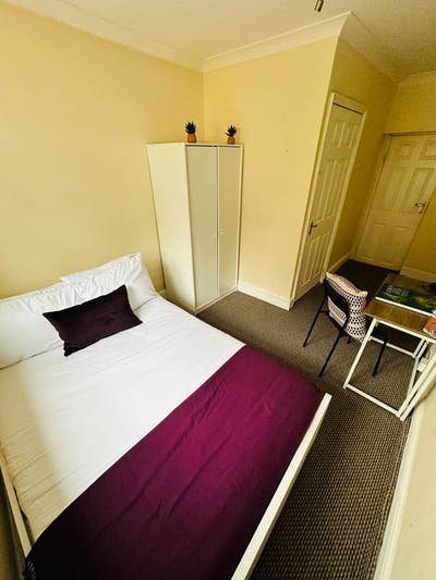 Bright Ensuite, Great Surroundings, Easy Commute Main Photo