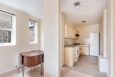 1 Double Bed 2nd floor flat v close to tube Zone 2 Main Photo
