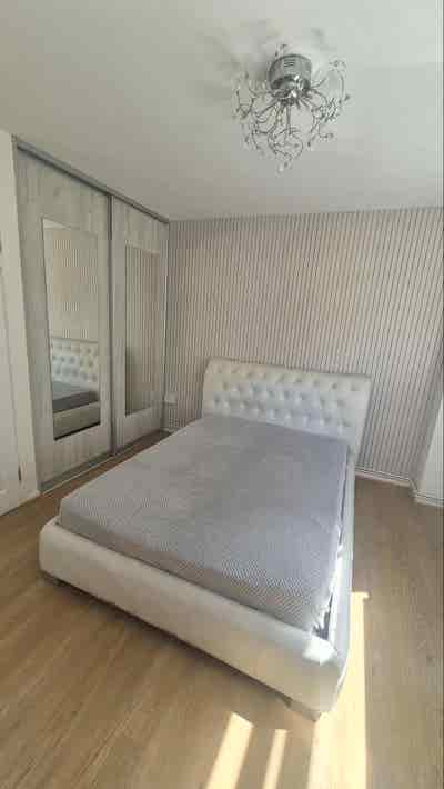 Large double room in modern flat Main Photo