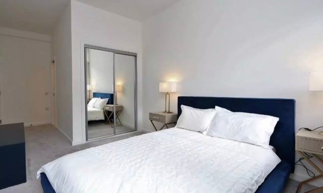 One double spacious bedroom with private bathroom Main Photo