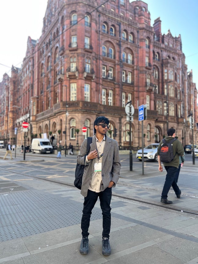Looking for a quite room  Main Photo
