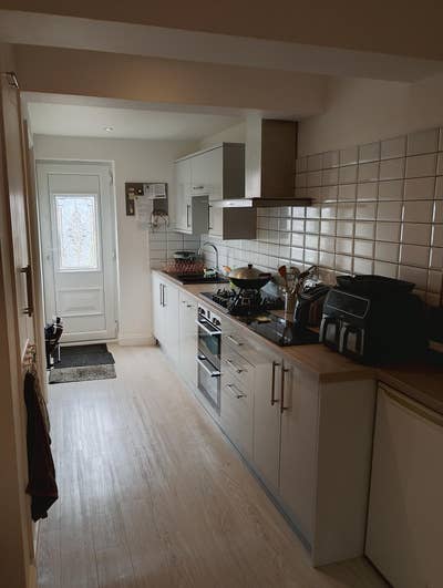 Room to rent in modern quiet house.  Main Photo