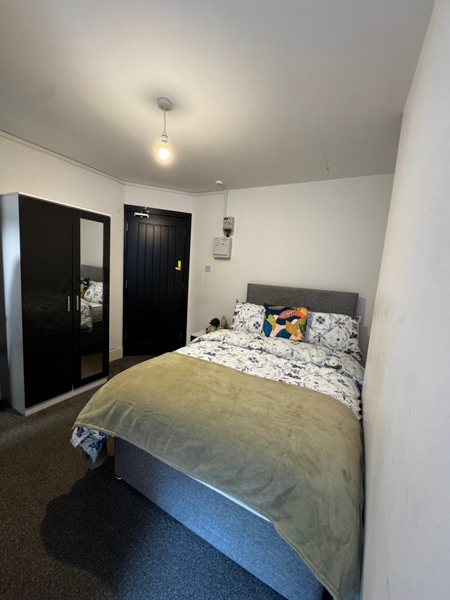 " Modern Ensuite Room Available, contact NOW” Main Photo
