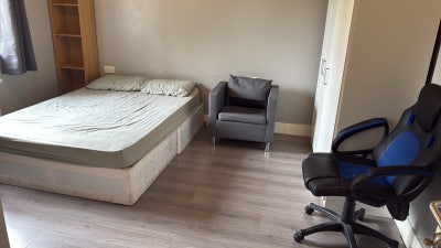 One extra spacious double bedroom  Main Photo