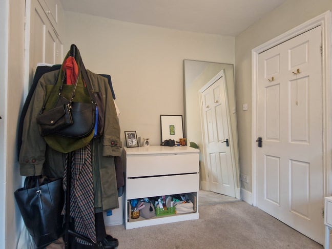 Double room in friendly professional flat share  Main Photo