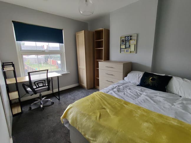 Double room in friendly professional household Main Photo