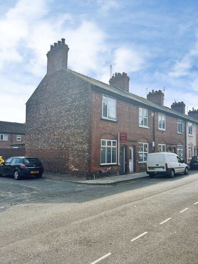 Four Bedroom House Next to York Hospital Main Photo