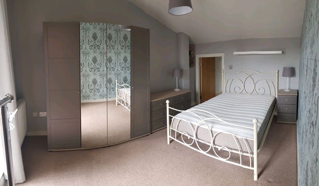 Spacious Top Floor  bedroom available  Main Photo