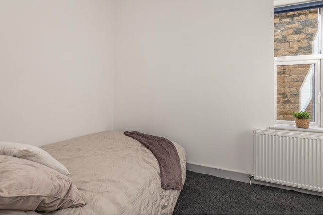 Homely Double Room In Morley -  Bills Inc  Main Photo