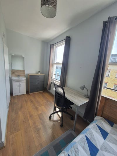 Fantastic Ensuite Room Near Tube All Bills Inc. Main Photo