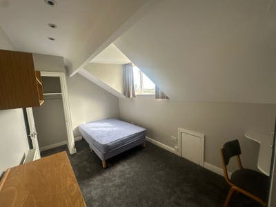 Modern Bedroom-Professionals Welcome- ASAP Move in Main Photo