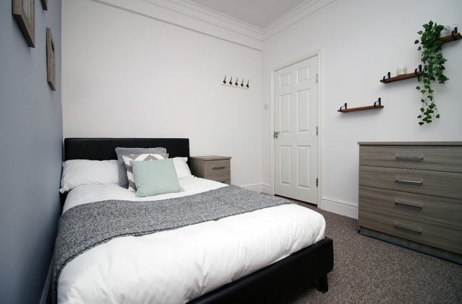 Stylish Room  | Bills Inc | Great M4 Access 📍 Main Photo