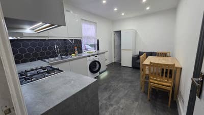 Fantastic 2 Bed in Canary Wharf Main Photo